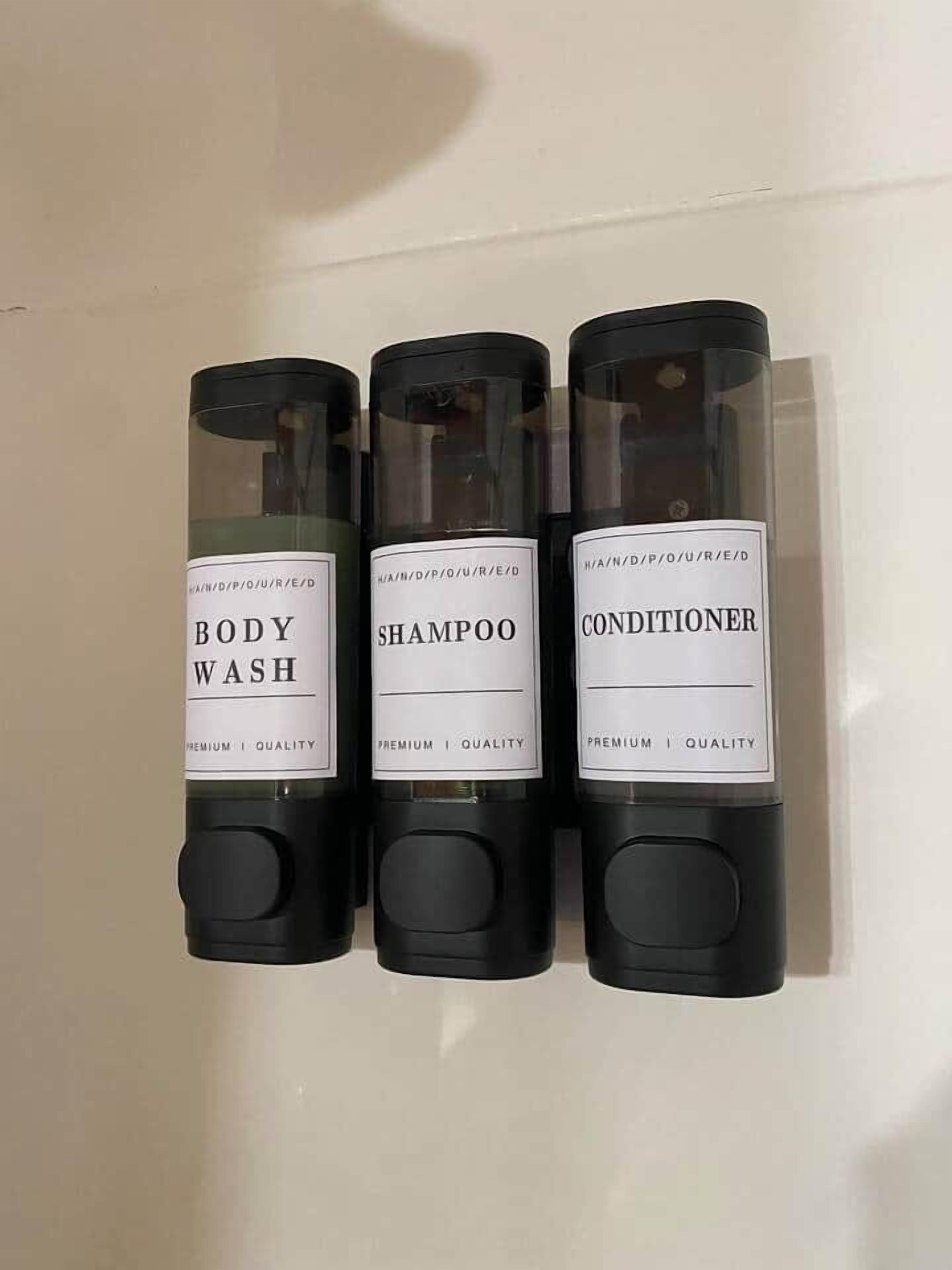 Tre flaskor duschkräm, schampo och balsam.