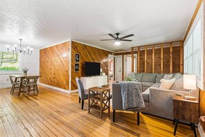 TV, ping pong - Hide Out at The Ridge *Hot Tub* (Powell County)