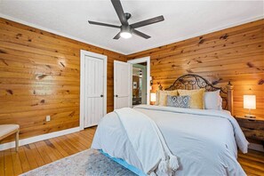 3 bedrooms, iron/ironing board, WiFi, bed sheets - Hide Out at The Ridge *Hot Tub* (Powell County)