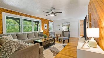 テレビ、卓球台