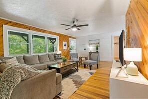 TV, ping pong - Hide Out at The Ridge *Hot Tub* (Powell County)