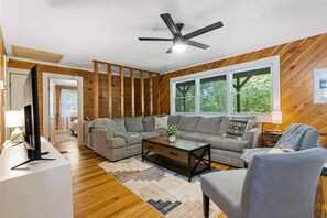 TV, ping pong - Hide Out at The Ridge *Hot Tub* (Powell County)