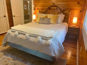 3 bedrooms, iron/ironing board, WiFi, bed sheets - Hide Out at The Ridge *Hot Tub* (Powell County)