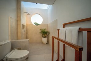 Een douche, een haardroger, handdoeken, zeep