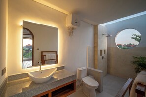 Shower, hair dryer, towels, soap - 3 bed room Villa Rice View Terrace in Bali (Sukawati)