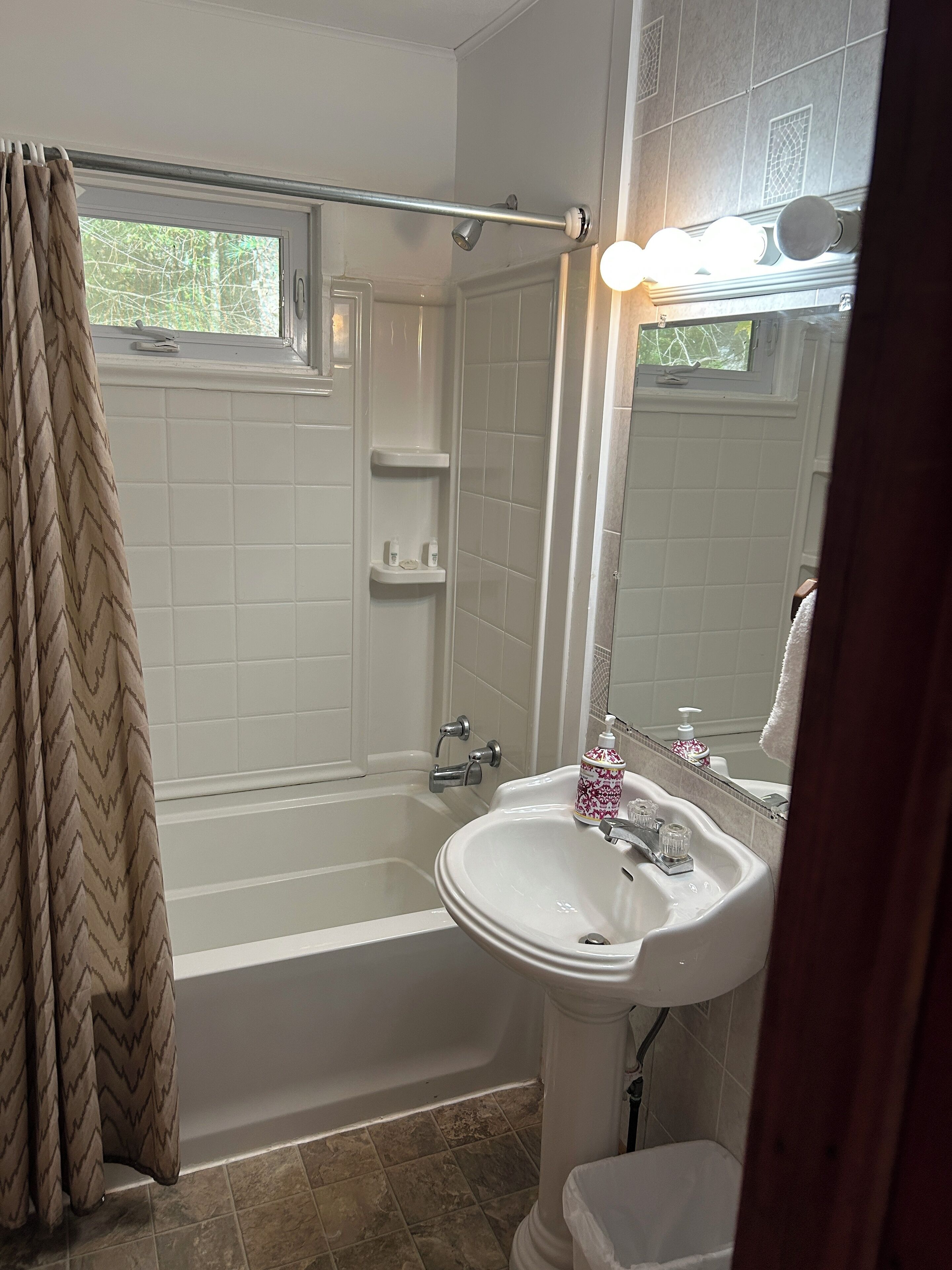 Sèche-cheveux, serviettes fournies, savon, papier toilette