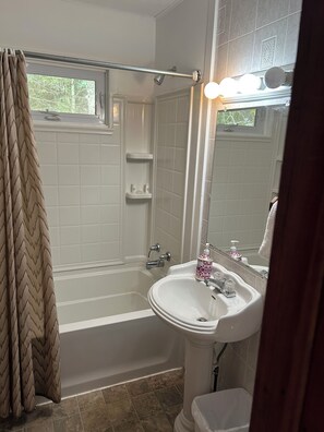 مجففات شعر، مناشف، صابون، ورق حمّام