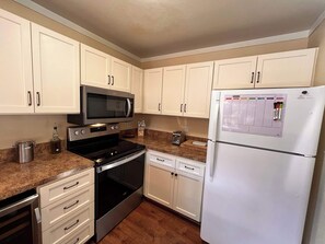 Een koelkast, een magnetron, een oven, een kookplaat