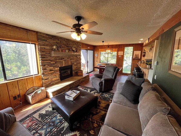 Una televisión, una chimenea