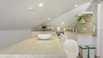 Frigorífico, microondas, horno y placa de cocina