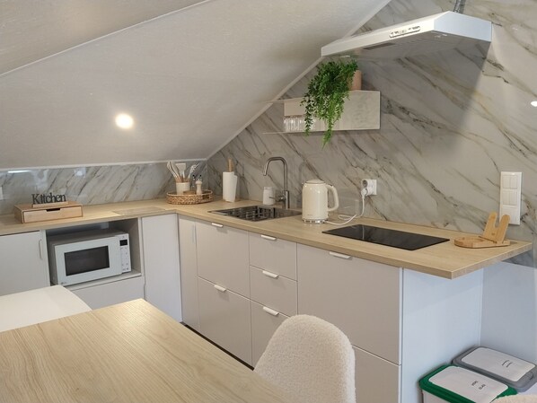 Réfrigérateur, micro-ondes, four, plaque de cuisson