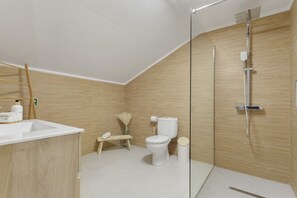 Douche, sèche-cheveux, serviettes fournies