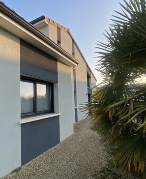 المنشأة من الخارج