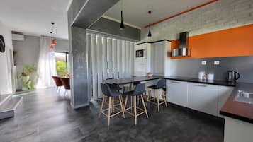 Micro-ondes, four, lave-vaisselle