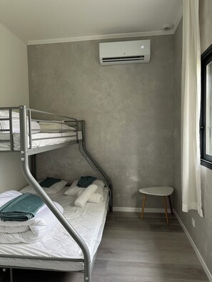 2 عدّة غرف نوم وخدمة الإنترنت وملاءات أسرّة