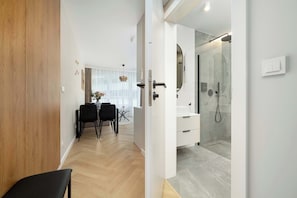Shower, hair dryer, towels, shampoo - Modern Apartment | Air Conditioning | Spa and Gym | Parking. (Wrocław)