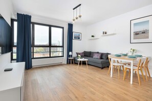 TV, offices - Bright Apartment with Balcony | Parking and Workspace (Gdańsk)