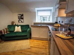 Cookware/dishes/utensils - White Willow Apartment (Llanrwst)