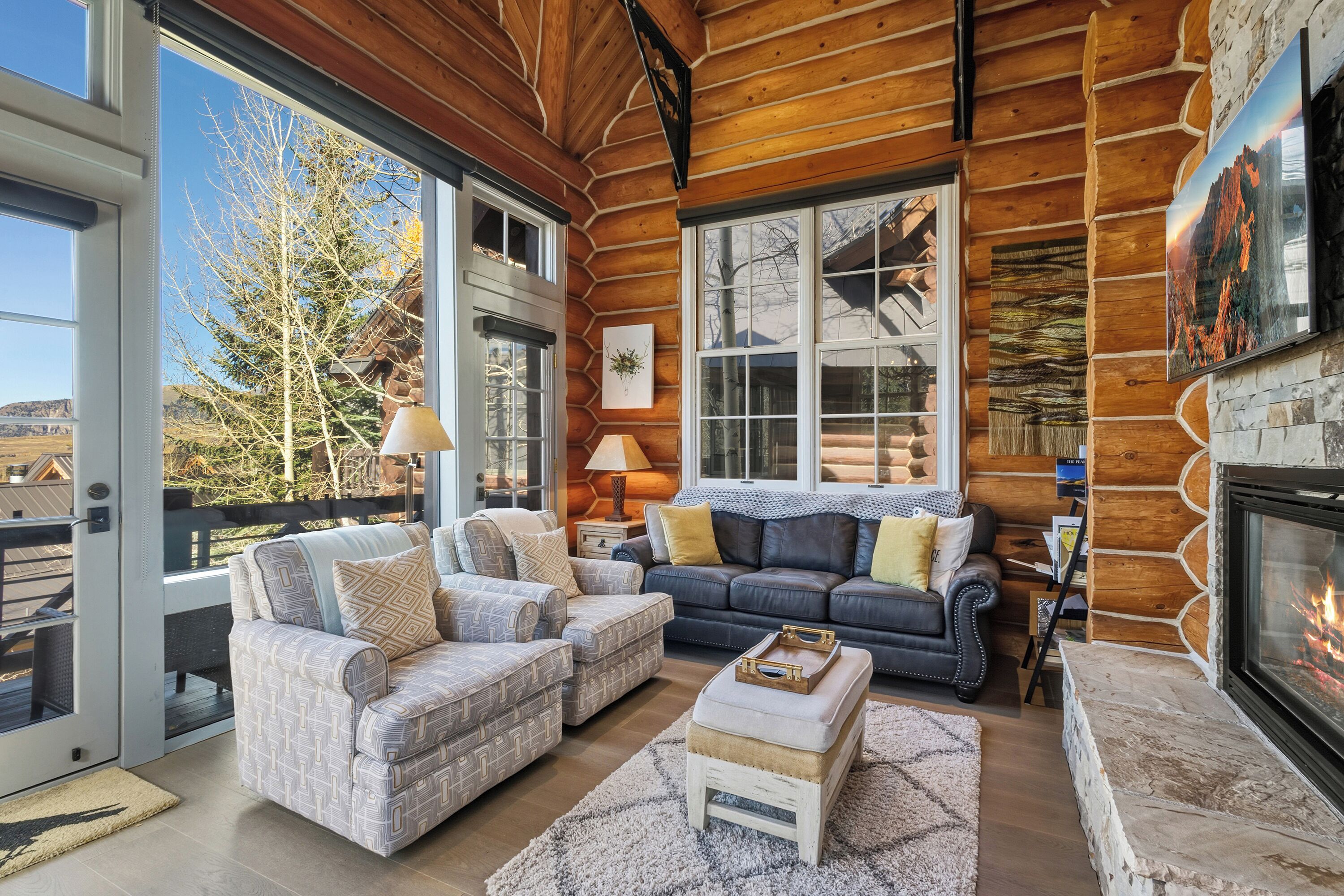 Een televisie en een open haard