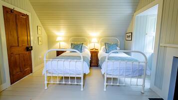 3 عدّة غرف نوم ومكواة/لوح كي وواي فاي وملاءات أسرّة