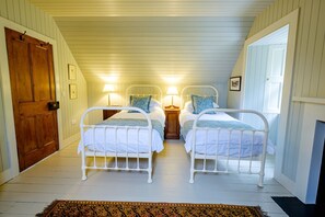 3 عدّة غرف نوم ومكواة/لوح كي وواي فاي وملاءات أسرّة