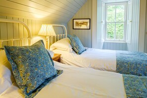 3 bedrooms, iron/ironing board, WiFi, bed sheets - Keepers Cottage - sleeps 6 guests  in 3 bedrooms (Morvern)