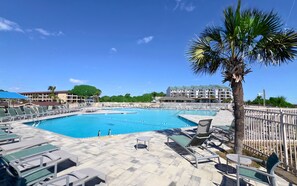 Outdoor pool - Salty Smiles (Hilton Head Island)