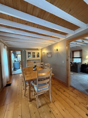 Dining - Adorable Downtown 3-bedroom ski house in Ludlow (Ludlow)