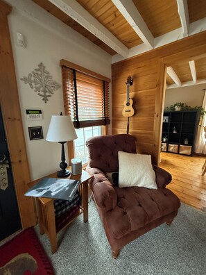 Smart TV, fireplace, books, stereo - Adorable Downtown 3-bedroom ski house in Ludlow (Ludlow)