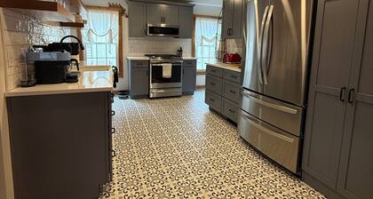 Adorable Downtown 3-bedroom ski house in Ludlow