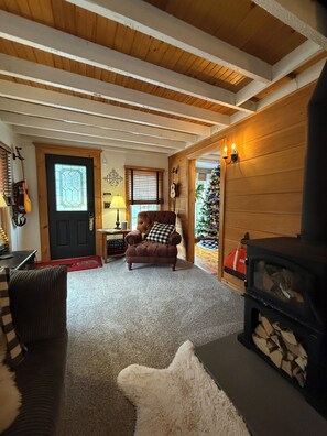Smart TV, fireplace, books, stereo - Adorable Downtown 3-bedroom ski house in Ludlow (Ludlow)
