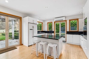 Jääkaappi, mikroaaltouuni, uuni, liesi