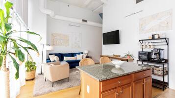 TV connectée, cheminée, table de tennis de table