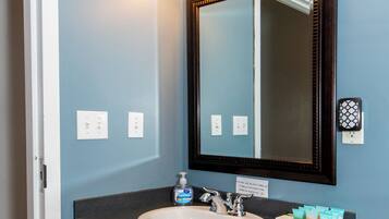 SĂšche-cheveux, serviettes fournies