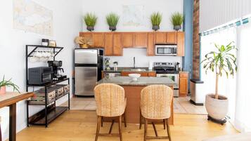 Réfrigérateur, micro-ondes, four, plaque de cuisson