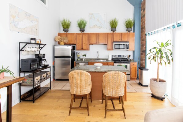 Kühlschrank, Mikrowelle, Ofen, Herdplatte