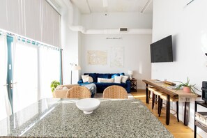 Smart-tv, eldstad och ett bordtennisbord