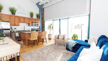 Smart-TV, Kamin, Tischtennisplatte