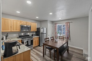 Geladeira, micro-ondas, fogão, cooktop