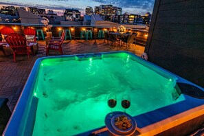 Outdoor spa tub - ♨️🌃 Hot Tub Heaven A, B, C&D @ The Gulch (Nashville)