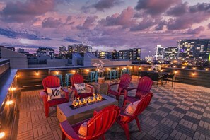 Outdoor dining - ♨️🌃 Hot Tub Heaven A, B, C&D @ The Gulch (Nashville)