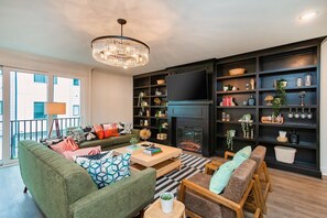 Living area - ♨️🌃 Hot Tub Heaven A, B, C&D @ The Gulch (Nashville)