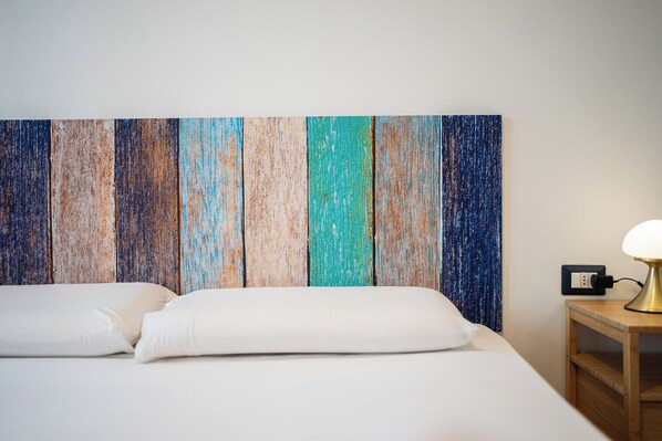 غرفة مزدوجة بتجهيزات أساسية | مكتب وستائر تعتيم ومكواة/لوح كي وواي فاي مجانًا