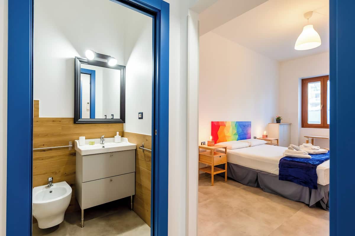 Habitación doble Confort | Escritorio, cortinas blackout y tabla de planchar con plancha