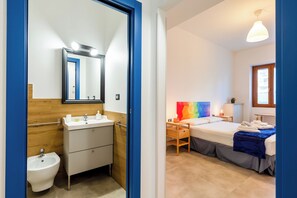 Habitación doble Confort | Escritorio, cortinas blackout y tabla de planchar con plancha 