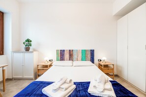 Escritorio, cortinas blackout y tabla de planchar con plancha 