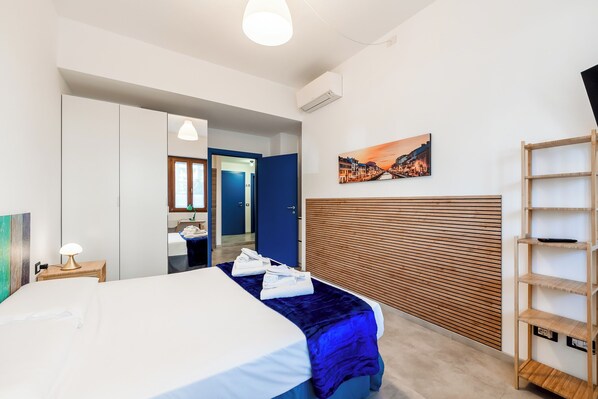 Habitación básica doble | Escritorio, cortinas blackout y tabla de planchar con plancha 