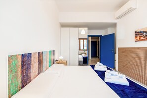 Habitación básica doble | Escritorio, cortinas blackout y tabla de planchar con plancha 