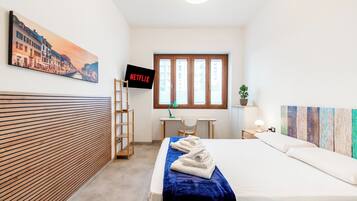 Basic-dobbeltværelse | Skrivebord, mørklægningsgardiner, strygejern/strygebræt, gratis Wi-Fi