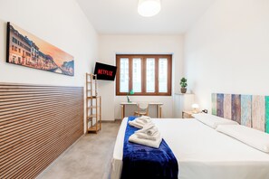 Quarto casal básico | Escrivaninha, cortinas blackout, ferros/tábuas de passar roupa